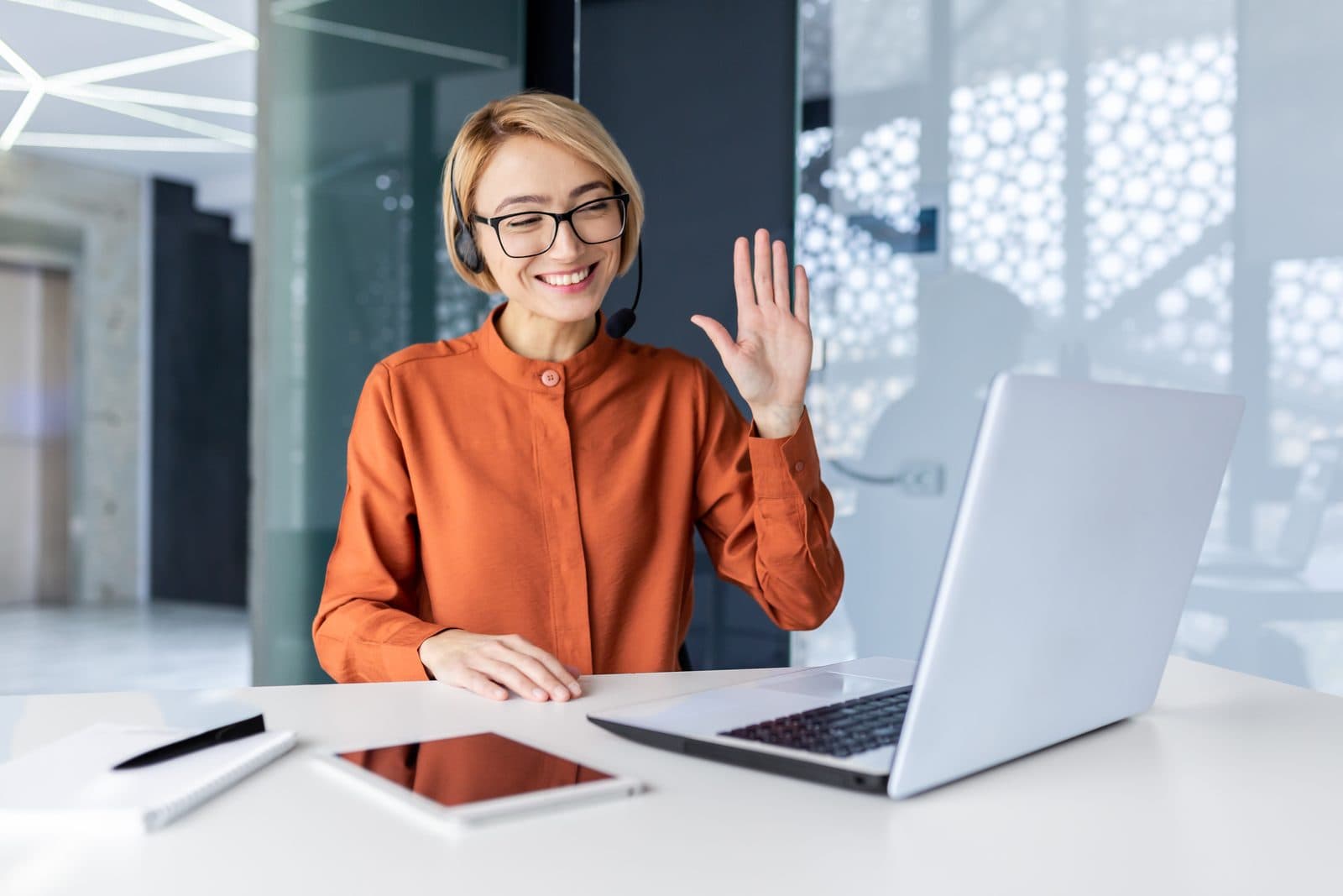 Student waving to her cohort at the start of a live online session